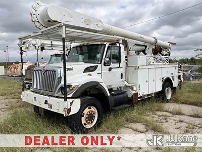 Altec AM55-E, 60 ft, Over-Center Material Handling Bucket Truck