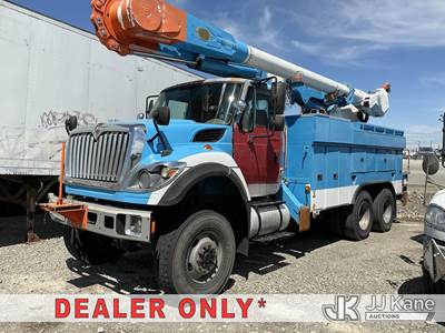 Altec AM55, 60 ft, Over-Center Material Handling Bucket Truck
