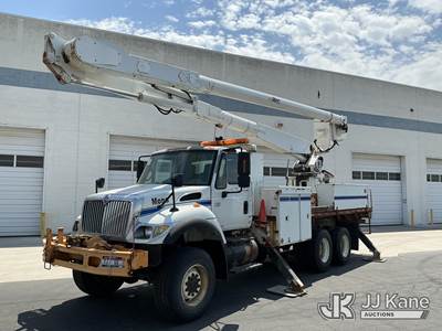 Altec AM900, 72 ft, Over-Center Bucket Truck