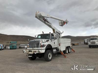 Altec AM55-E, 61 ft, Over-Center Material Handling Bucket Truck
