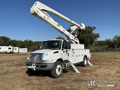 Altec AA55-MH, 60 ft, Material Handling Bucket Truck