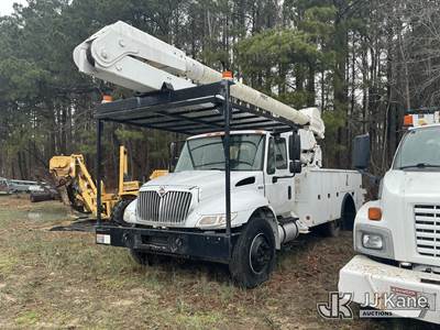 Altec AA755-MH, 60 ft, Material Handling Bucket Truck