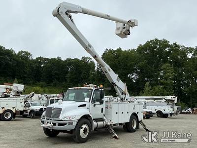 Altec AA755, 60 ft, Material Handling Bucket Truck