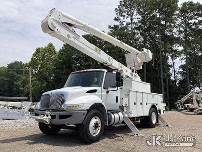 Altec AA55-MH, 60 ft, Material Handling Bucket Truck