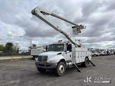 Altec AA755, 60 ft, Material Handling Bucket Truck
