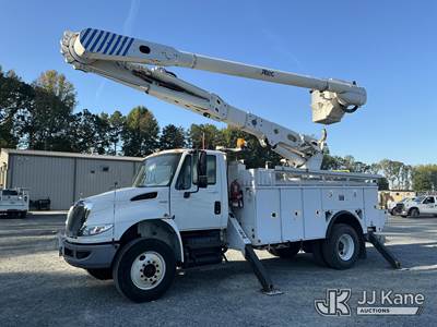 Altec AM55-MH, 60 ft, Over-Center Material Handling Bucket Truck