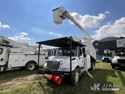Altec LR756, 61 ft, Over-Center Bucket Truck