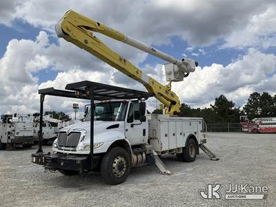 International DuraStar 4400 4x4 Boom / Bucket Truck