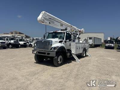 Altec AA55-MH, 61 ft, Material Handling Bucket Truck