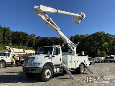 Altec AM55-MH, 60 ft, Over-Center Material Handling Bucket Truck