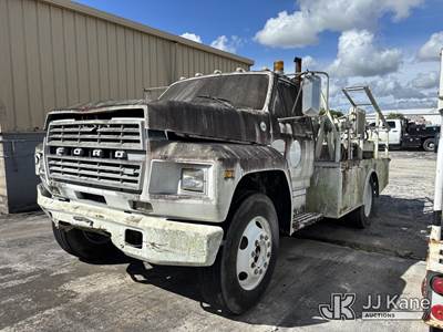 1982 Ford F700 Winch Truck