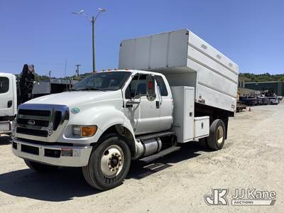 2015 Ford F-750 4x2 Extended-Cab Chipper Dump Truck