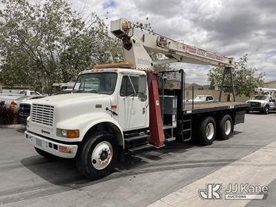 2001 International 4900 T/A Flatbed Truck
