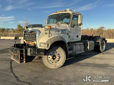 2013 Mack GU700 Hooklift Truck