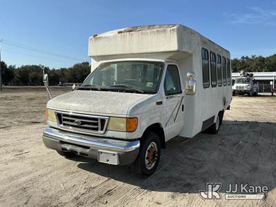 2004 Ford Econoline E-350 Super Duty Cutaway Van