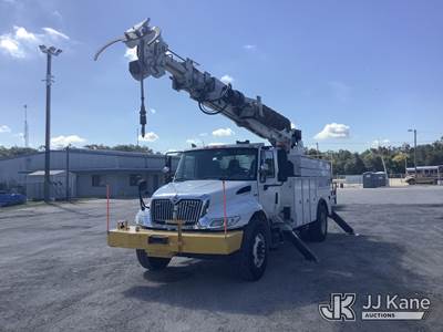 International 4300 Tracked Digger Derrick
