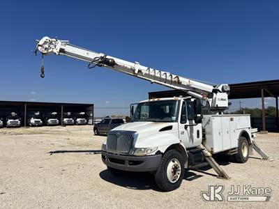 International 4300 Tracked Digger Derrick