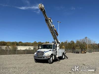 International 4300 Tracked Digger Derrick