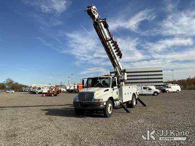 International 4300 Tracked Digger Derrick