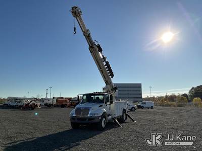 International 4300 Tracked Digger Derrick
