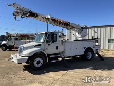 Altec DM47TR, 23,790 Lb Digger Derrick