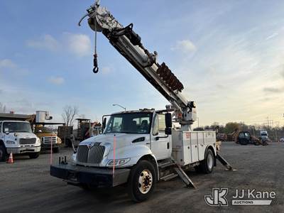 Altec DM47TR, 23,790 Lb Digger Derrick