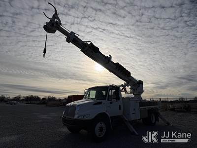 Altec DM47TR, 23,790 Lb Digger Derrick