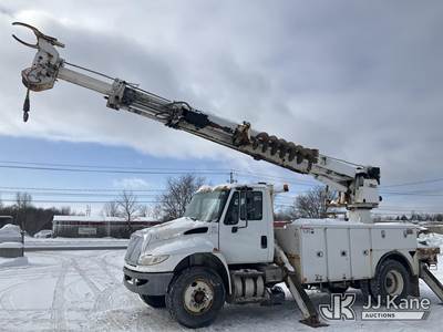 Altec DM47B-TR, 23,790 Lb Digger Derrick