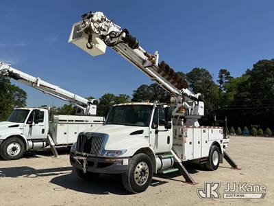 Altec DM47-TR, 12,340 Lb Digger Derrick