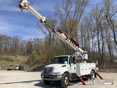 Altec DM47TR, 23,790 Lb Digger Derrick