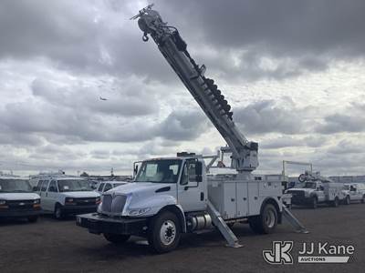 Altec DM47B-TR, 23,790 Lb Digger Derrick