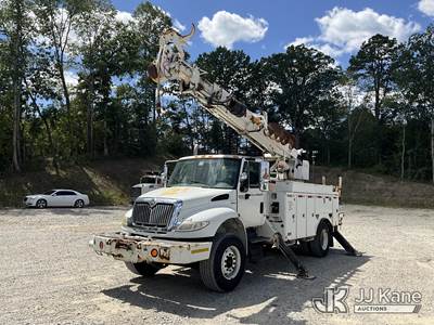 International 4400 Tracked Digger Derrick