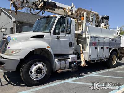 International 4400 Truck-Mounted Digger Derrick