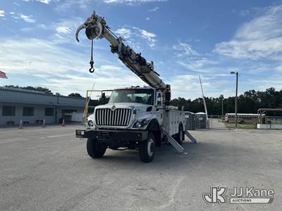 International 7300 Tracked Digger Derrick