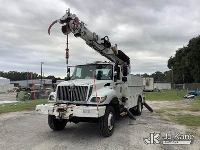 International 7300 Tracked Digger Derrick