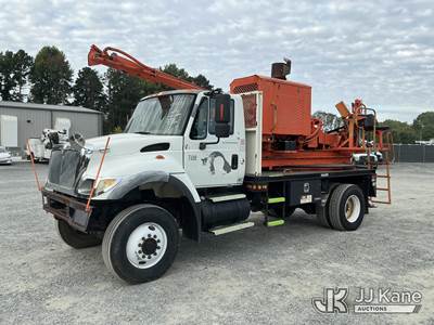 International 7300 Tracked Digger Derrick