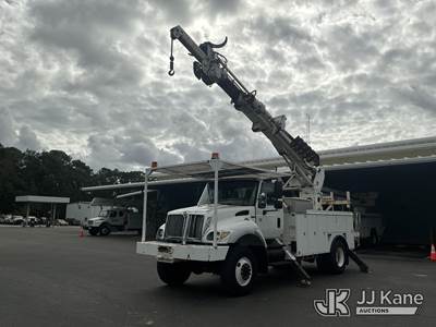 International 7300 Tracked Digger Derrick