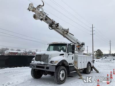 International 7300 Truck-Mounted Digger Derrick