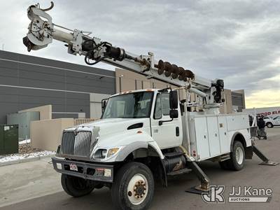 Altec DM47TR, 23,790 Lb Digger Derrick