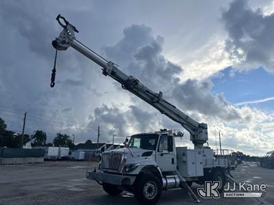 Altec DM47TR, 13,400 Lb Digger Derrick