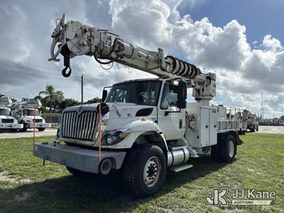 Altec DM47TR, 13,400 Lb Digger Derrick