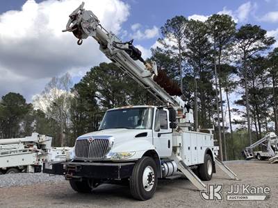 Altec DM47B TR, 23,790 Lb Digger Derrick