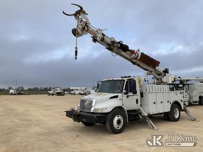 Altec DM47TR, 23,790 Lb Digger Derrick