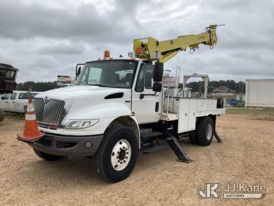 International DuraStar 4400 Tracked Digger Derrick
