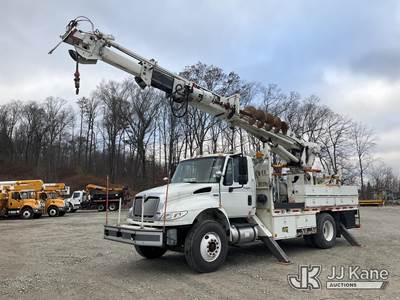 International DuraStar 4400 Truck-Mounted Digger Derrick