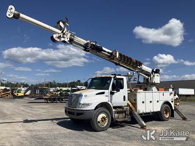 Altec DM47BTR, 23,790 Lb Digger Derrick