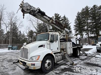 Altec DM47B-TR, 23,790 Lb Digger Derrick