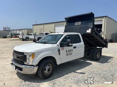 2017 Ford F-350 SD Extended-Cab Dump Truck