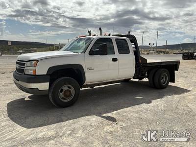 2005 Chevrolet Silverado 3500 4x4 Extended-Cab Flatbed Truck