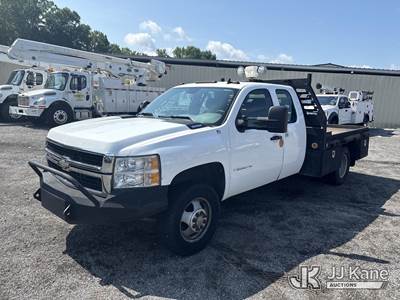 2009 Chevrolet Silverado 3500HD Extended-Cab Flatbed Truck